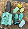 Shellac Clash Out לק ג'ל היפואלרגני בצבע ירוק בהיר עם נצנץ זהוב