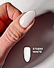 Shellac Studio White לק ג'ל היפואלרגני בצבע לבן חלבי חצי שקוף